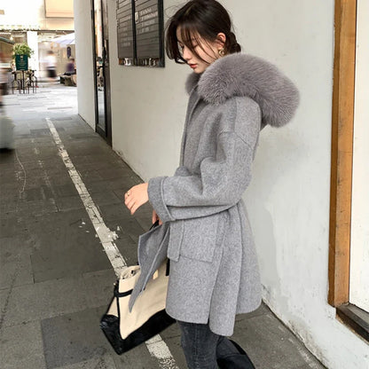 Damen Kurzmantel mit Gürtel & Kapuze, Fellimitat-Details, Grau