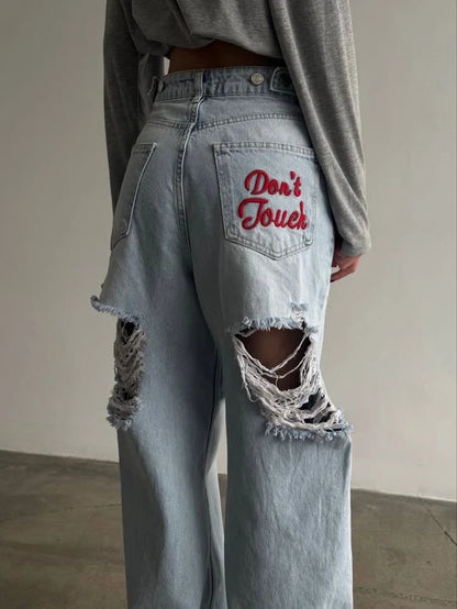 Weite Jeans mit Zierausschnitten