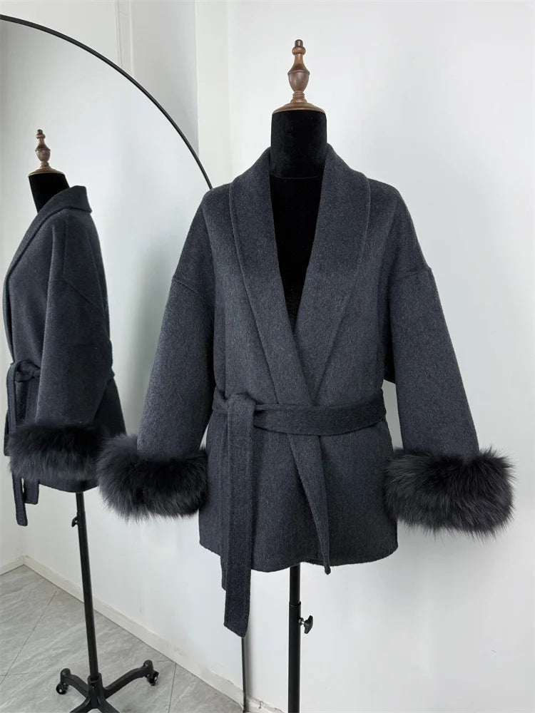 Kurzer Damen Mantel mit Gürtel & Pelzbesatz an Ärmeln