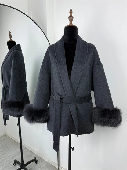 Kurzer Damen Mantel mit Gürtel & Pelzbesatz an Ärmeln