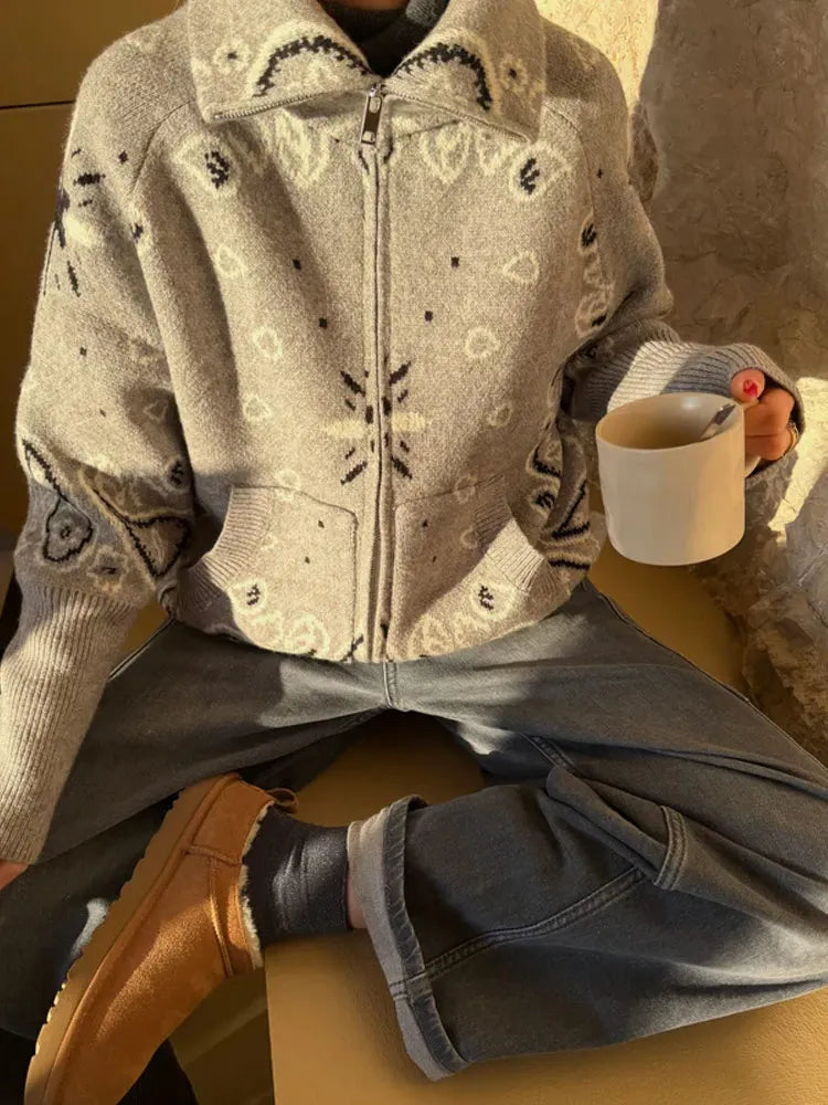 Damen Strickjacke mit Reißverschluss, Stehkragen & Bandana-Muster