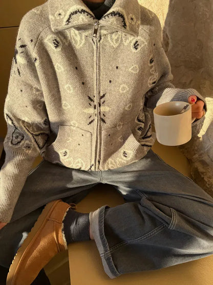 Damen Strickjacke mit Reißverschluss, Stehkragen & Bandana-Muster
