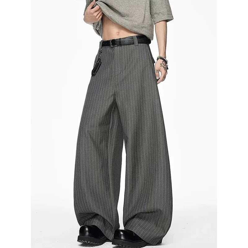 Weite Herren Stoffhose mit Nadelstreifen Grau