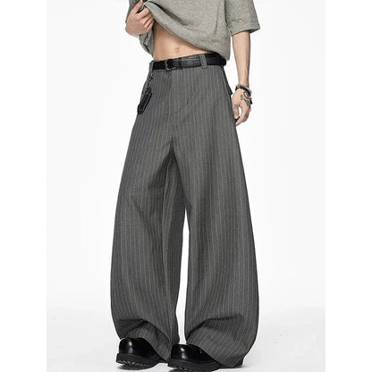Weite Herren Stoffhose mit Nadelstreifen Grau