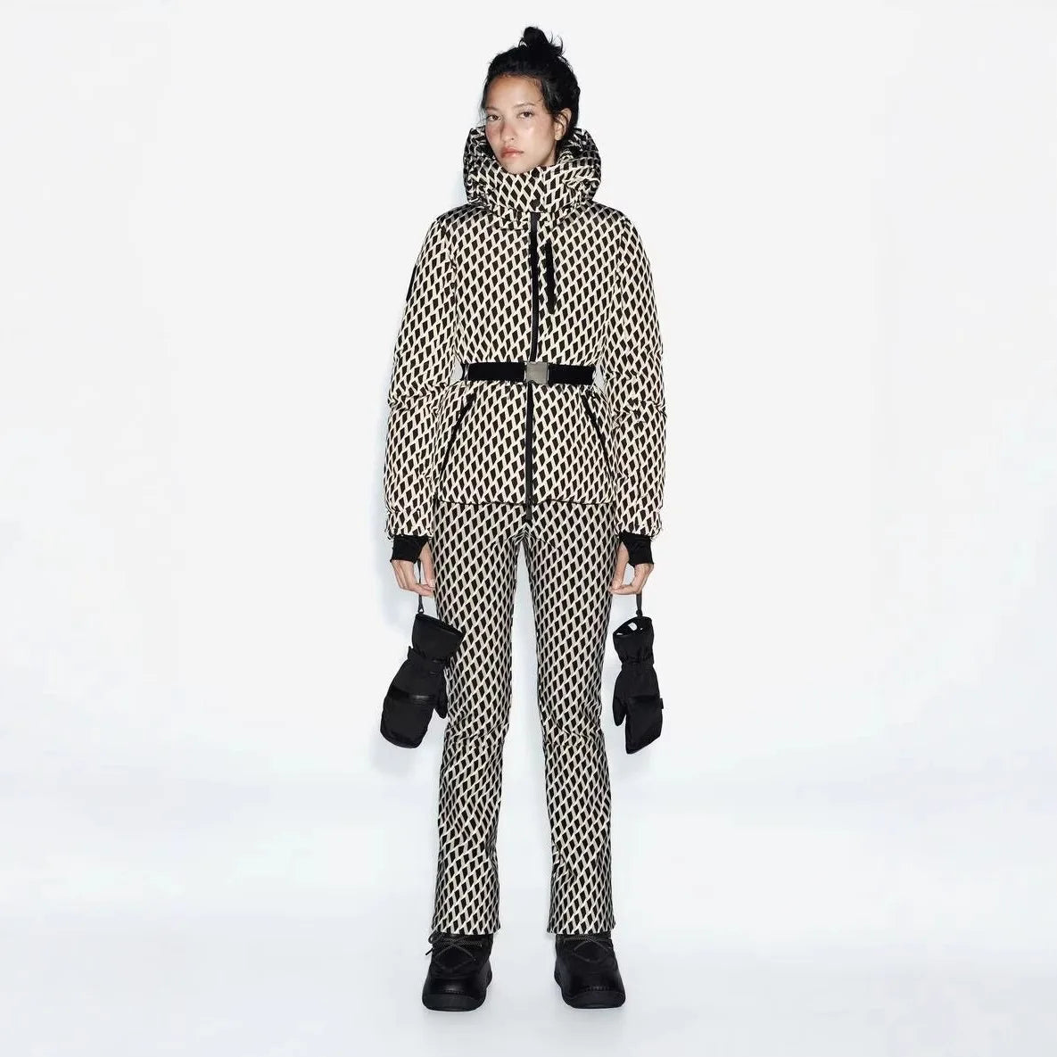 Gepolsterte Damen Winterjacke mit Kapuze und Gürtel, kurzer Schnitt, in Schwarz