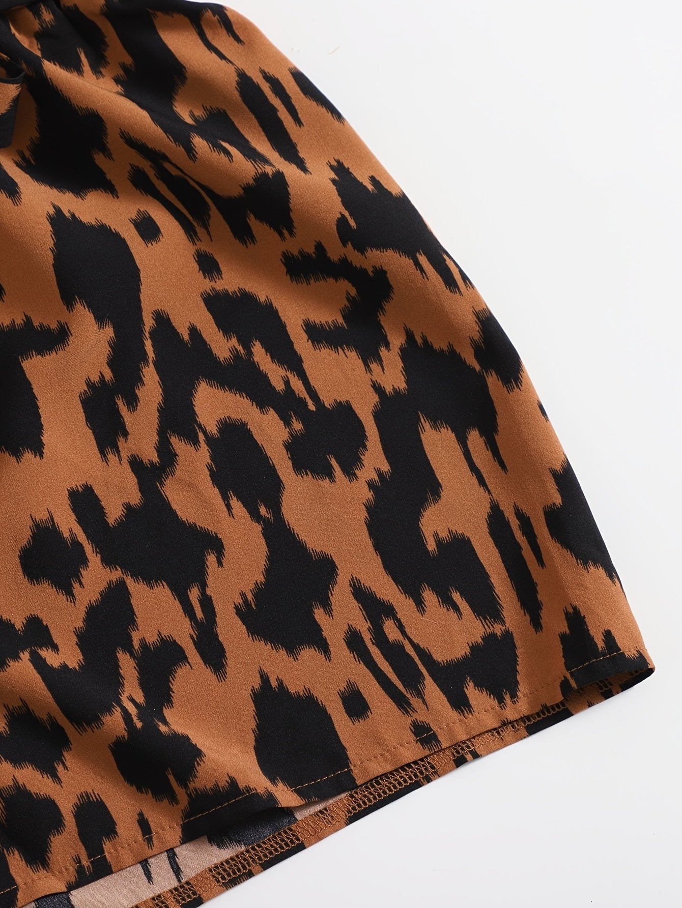 Damen Sommer Set mit One-Shoulder Top und High-Waist Shorts im Animal-Print – Elegantes Freizeit-Outfit