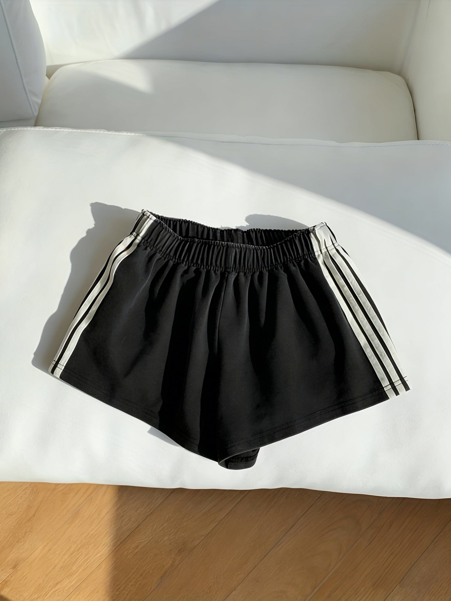 Damen Sport Shorts mit Streifen – Lässige Fitness & Freizeitshorts