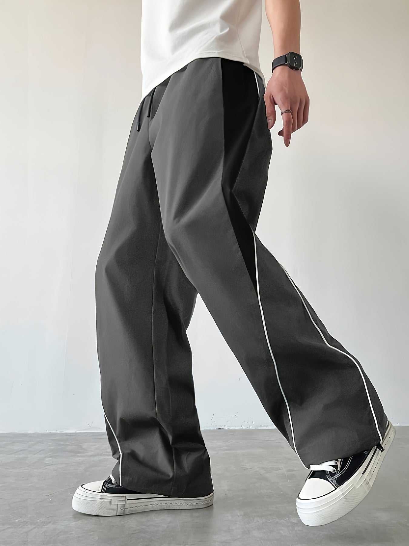 Herren Streetwear Weite Jogginghose mit Kontraststreifen und sportlichem Look