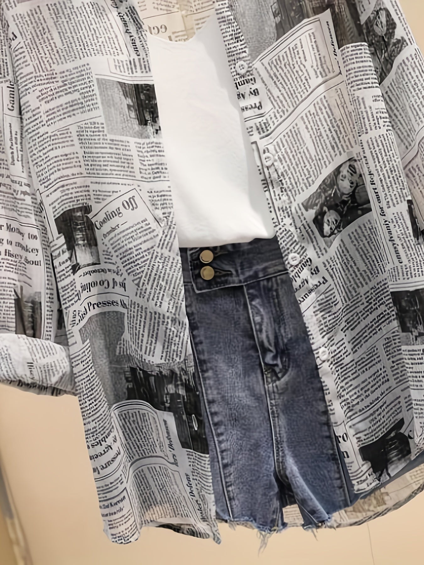 Damen Oversize Hemd mit Zeitungsdruck und High-Waist Denim Shorts – Modisches Freizeit-Outfit