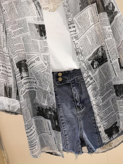 Damen Oversize Hemd mit Zeitungsdruck und High-Waist Denim Shorts – Modisches Freizeit-Outfit