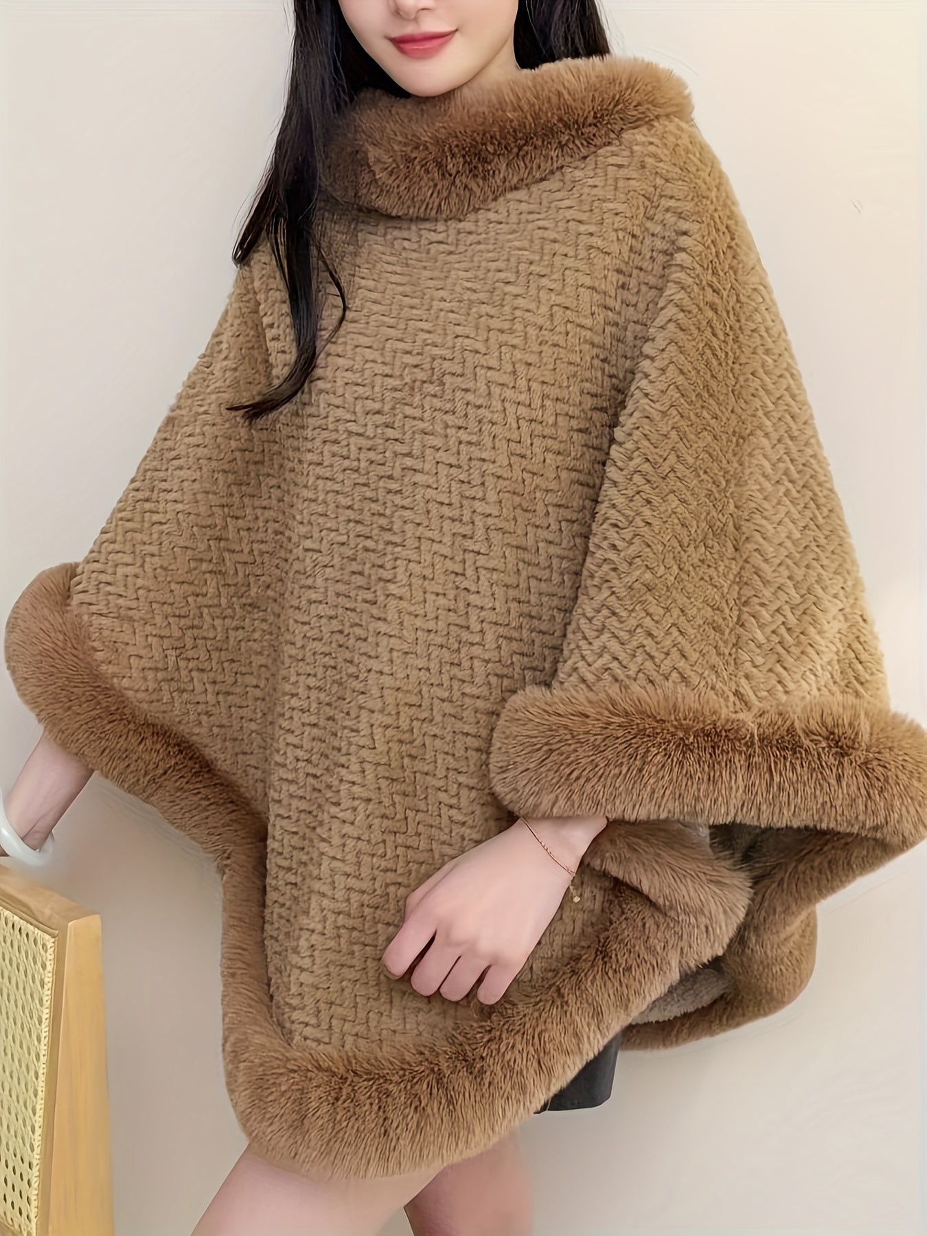 Damen Poncho mit Rollkragen und Kunstfellbesatz - Weiche Strickoptik