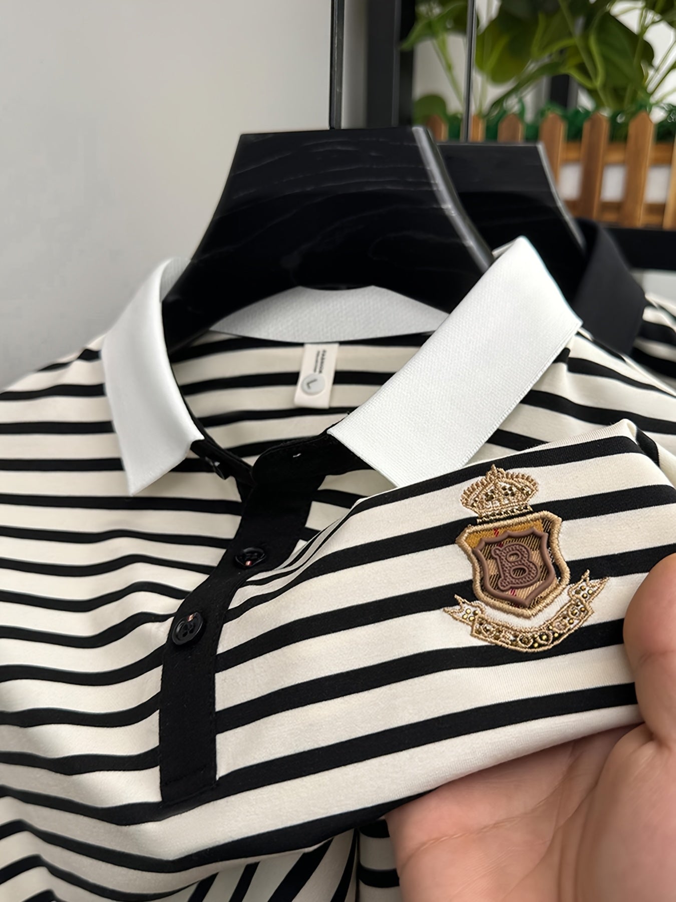 Herren Polohemd mit Streifen und gesticktem Wappen – Klassischer Freizeit- und Business-Look