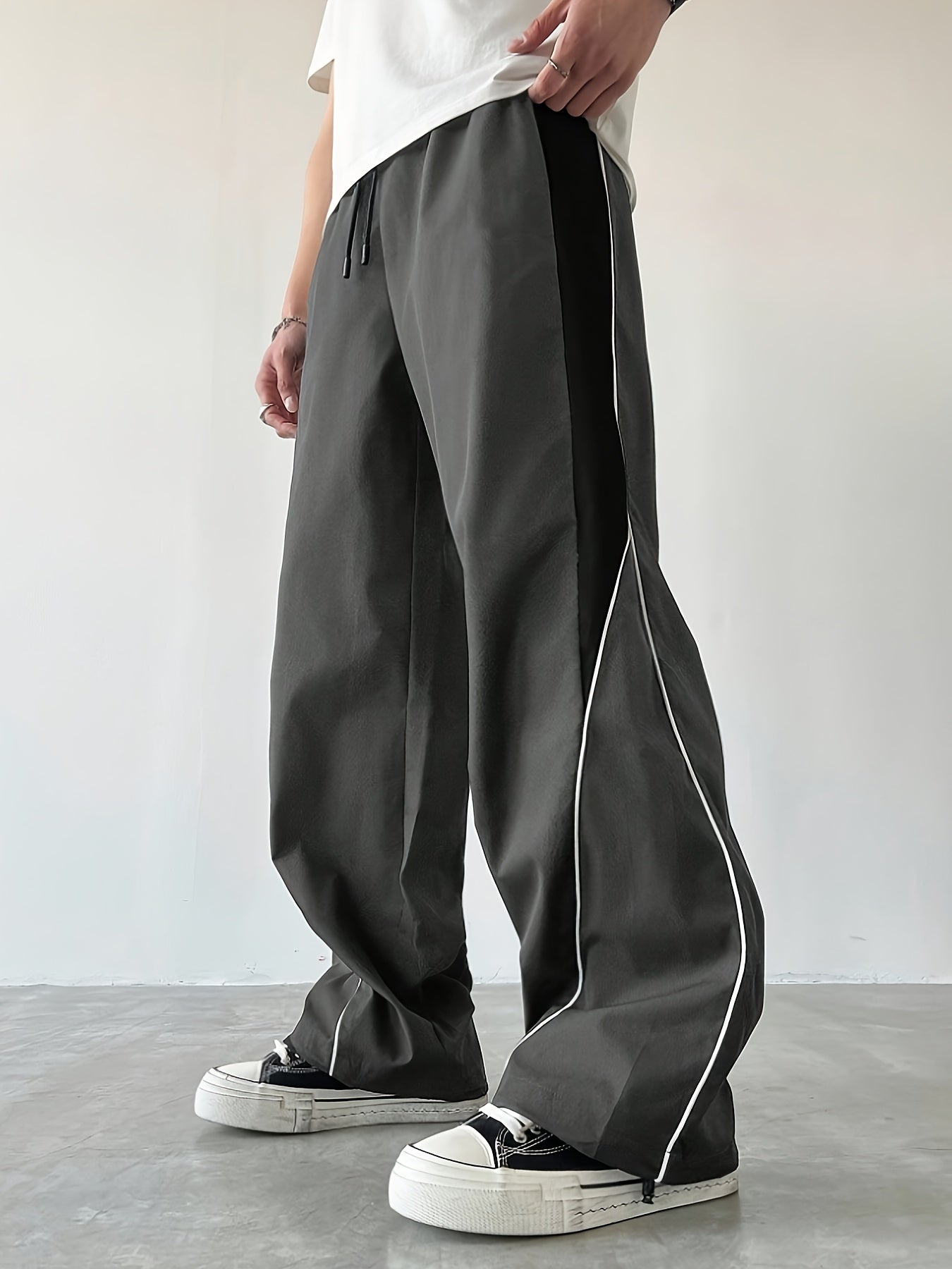 Herren Streetwear Weite Jogginghose mit Kontraststreifen und sportlichem Look