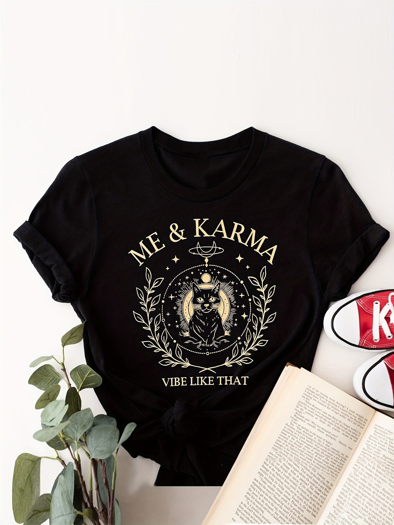 Damen Vintage T-Shirt mit Katze und Spruch 'Me & Karma Vibe Like That' – Mystisches Statement Shirt