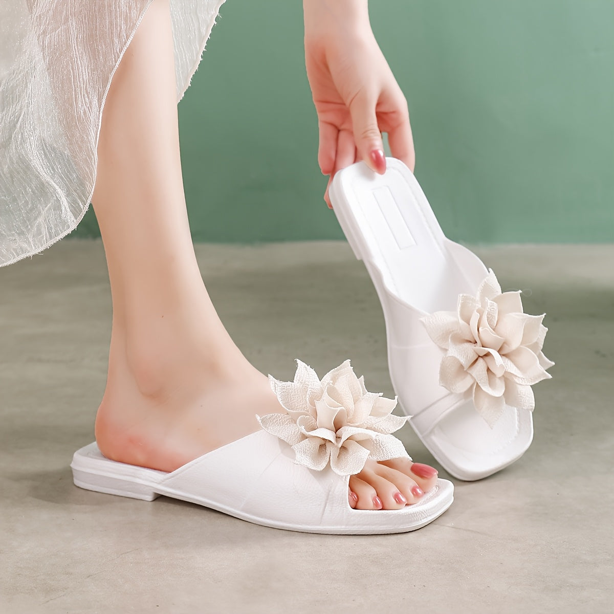 Damen Slipper Sandalen mit Blumenapplikation – Verspielte Sommerschuhe für Freizeit und Alltag