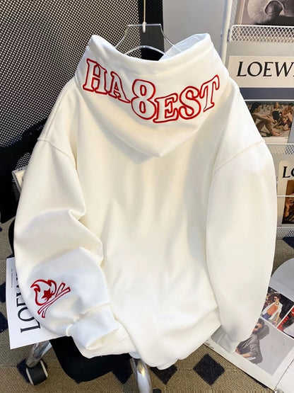 Weißer Hoodie mit rotem Schriftzug und Motiv