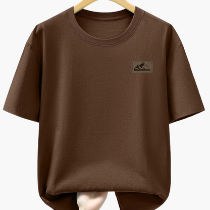 Herren T-Shirt mit dezentem Mountain Patch – Freizeit & Alltag, moderner Look