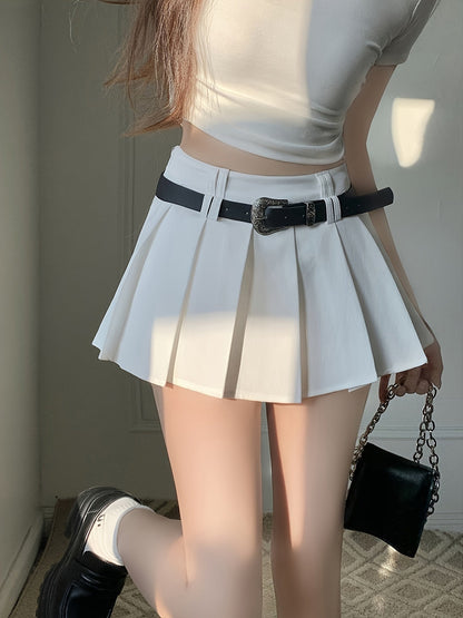 Damen Mini Faltenrock mit Gürtel und Sexy Crop Bluse – Modischer Streetwear-Look