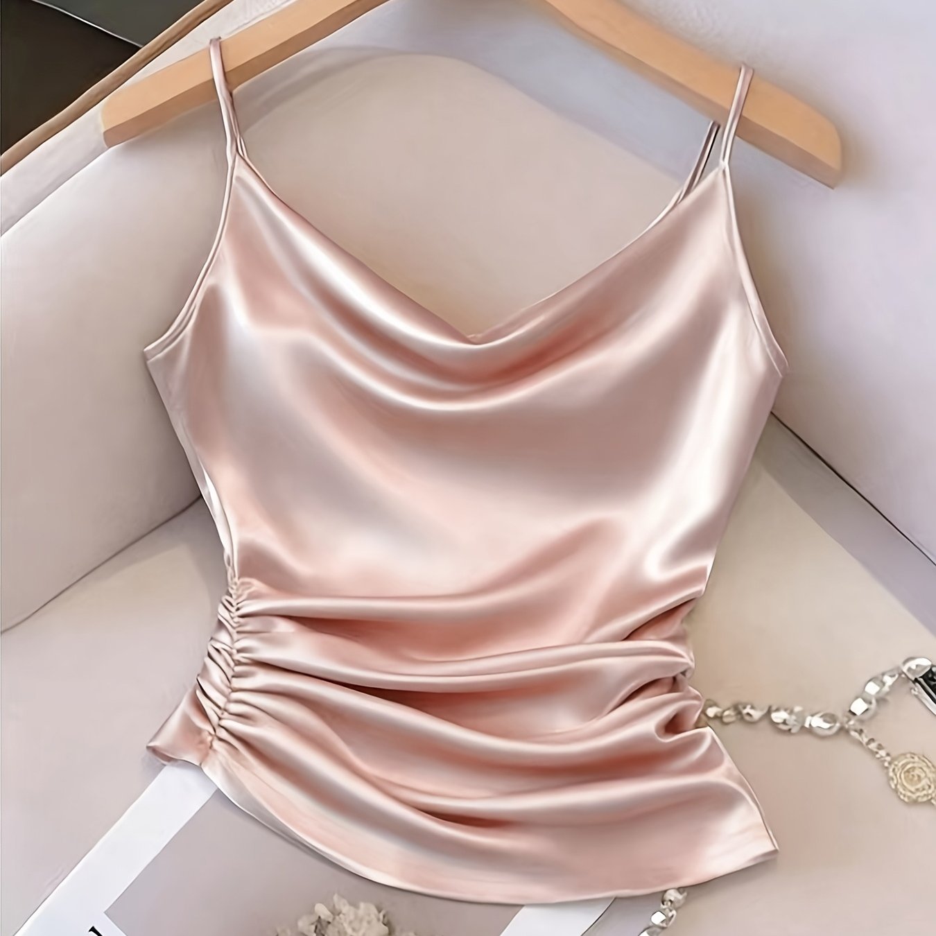Damen Satin-Camisole mit Wasserfallausschnitt und Raffungen – Elegantes Oberteil für Abend und Party