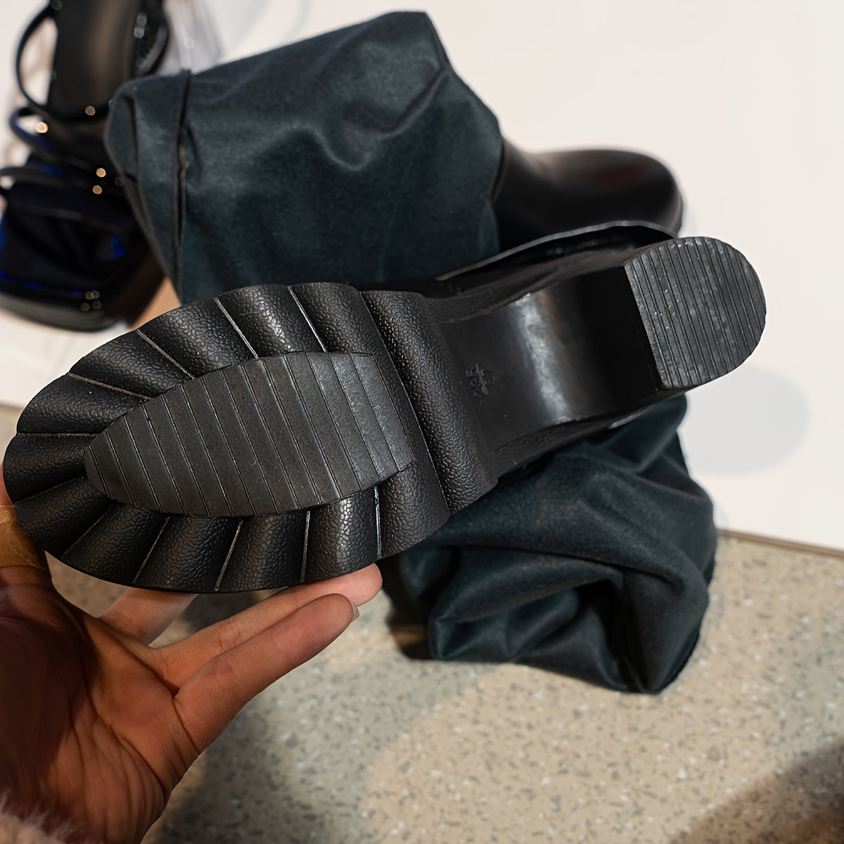 Damen Overknee Stiefel Schwarz mit klobigem Absatz und Plateau Sohle