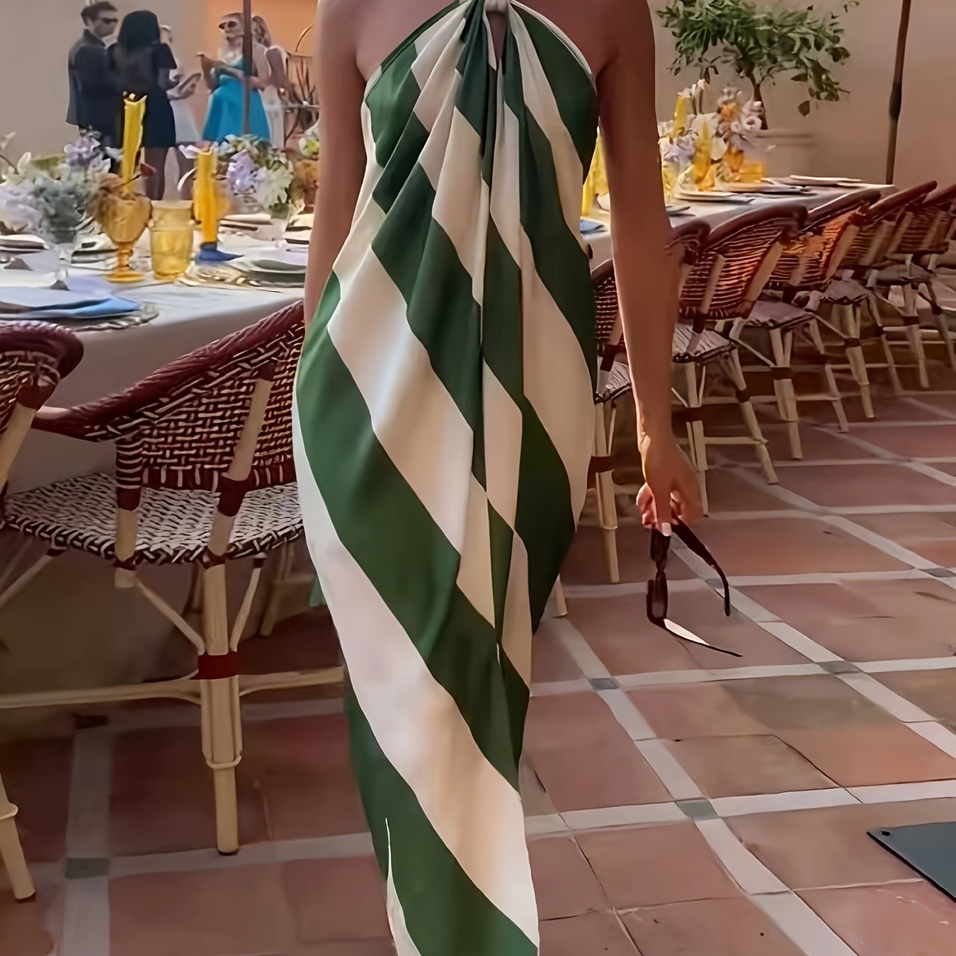 Damen Maxikleid mit Neckholder und Streifenmuster – Elegantes Sommerkleid für Feste und Gartenpartys