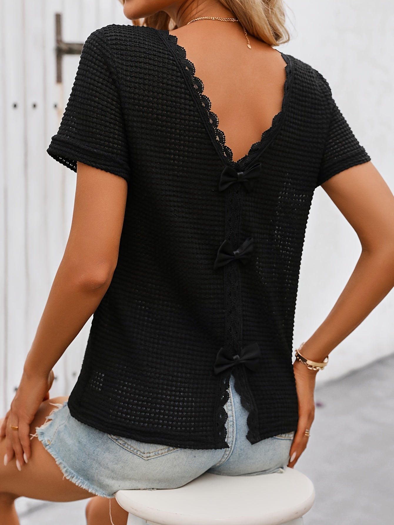 Damen Spitzen-Top mit Rückenausschnitt und Schleifendetails – Elegantes Kurzarm Shirt, femininer Stil