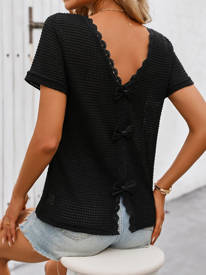 Damen Spitzen-Top mit Rückenausschnitt und Schleifendetails – Elegantes Kurzarm Shirt, femininer Stil