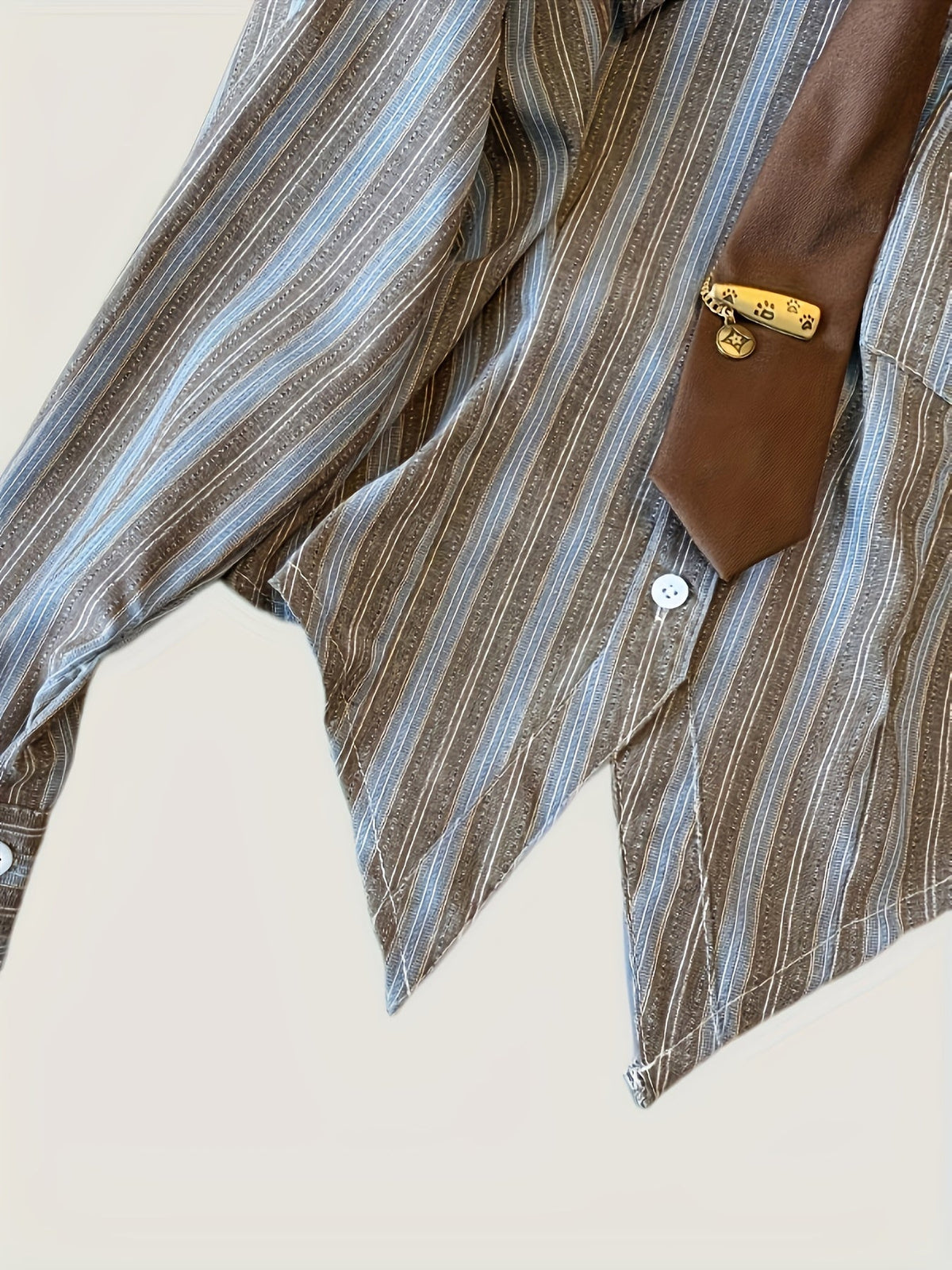 Gestreifte Bluse mit Spitzsaum & Krawatte