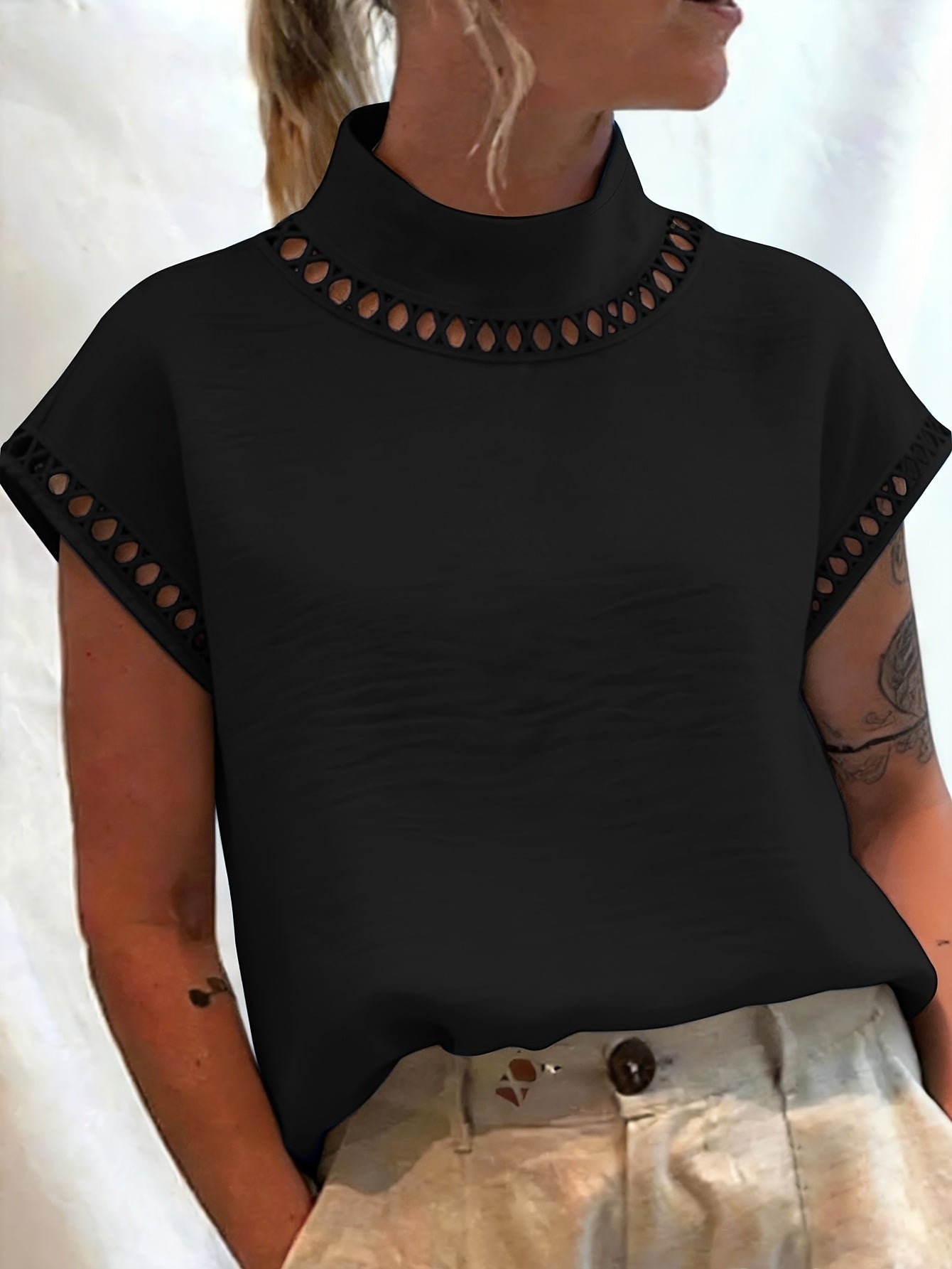 Damen Bluse mit Stehkragen und Cut-Out-Details – Eleganter Minimalistischer Stil