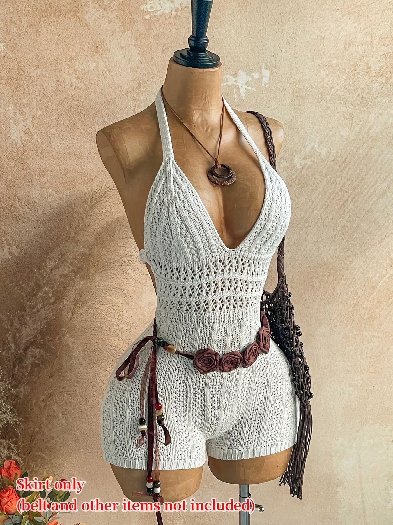 Damen Häkel-Strand-Overall mit V-Ausschnitt und Halterneck – Boho Sommer Jumpsuit für Urlaub und Freizeit