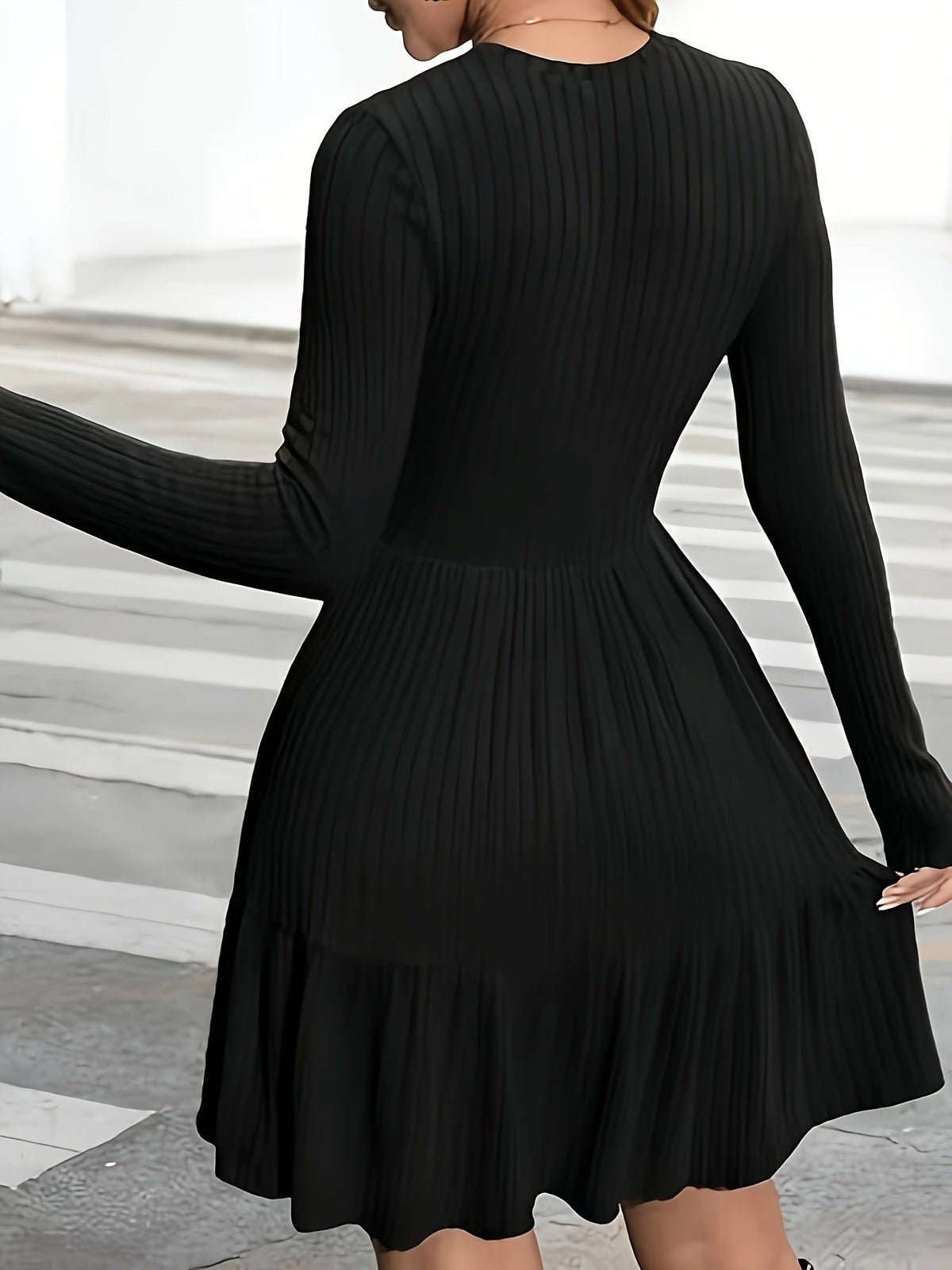 Schwarz Geripptes Minikleid mit Langarm und Stufenrock