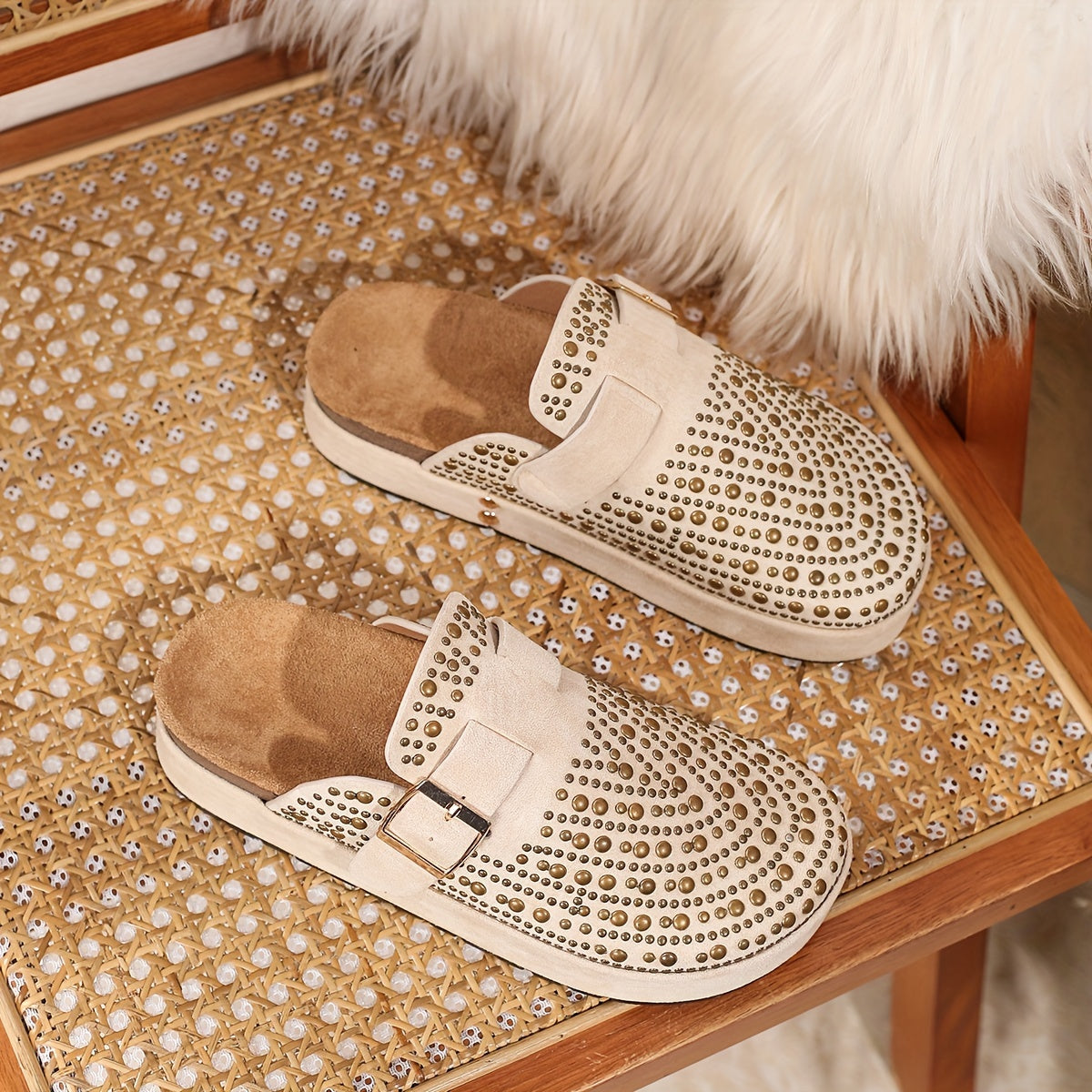 Damen Plateau Clogs mit Nieten – Modische Slip-On Schuhe für Alltag und Freizeit