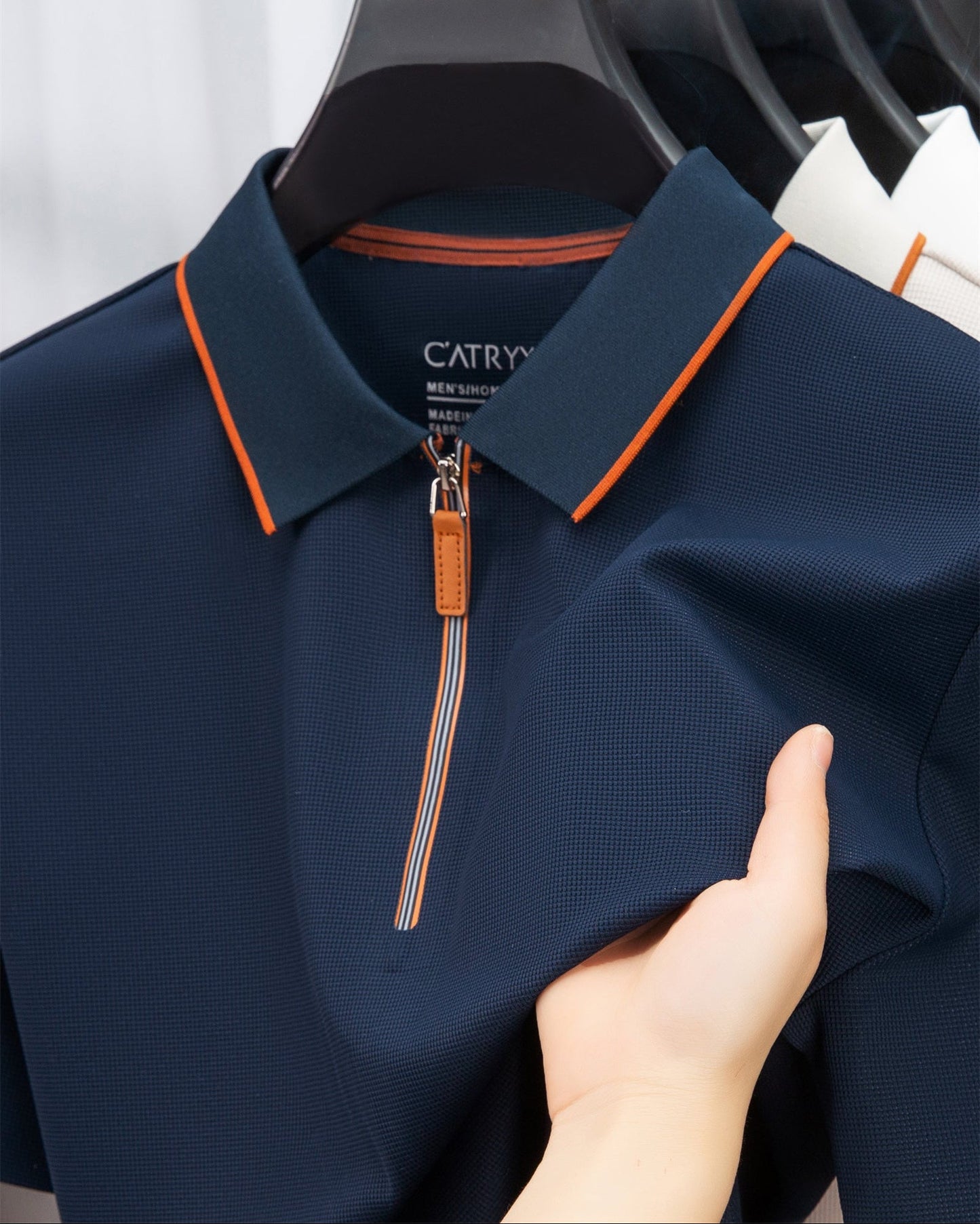 Herren Poloshirt mit Reißverschluss und Kontrastpaspel – Modernes Design für Freizeit und Business