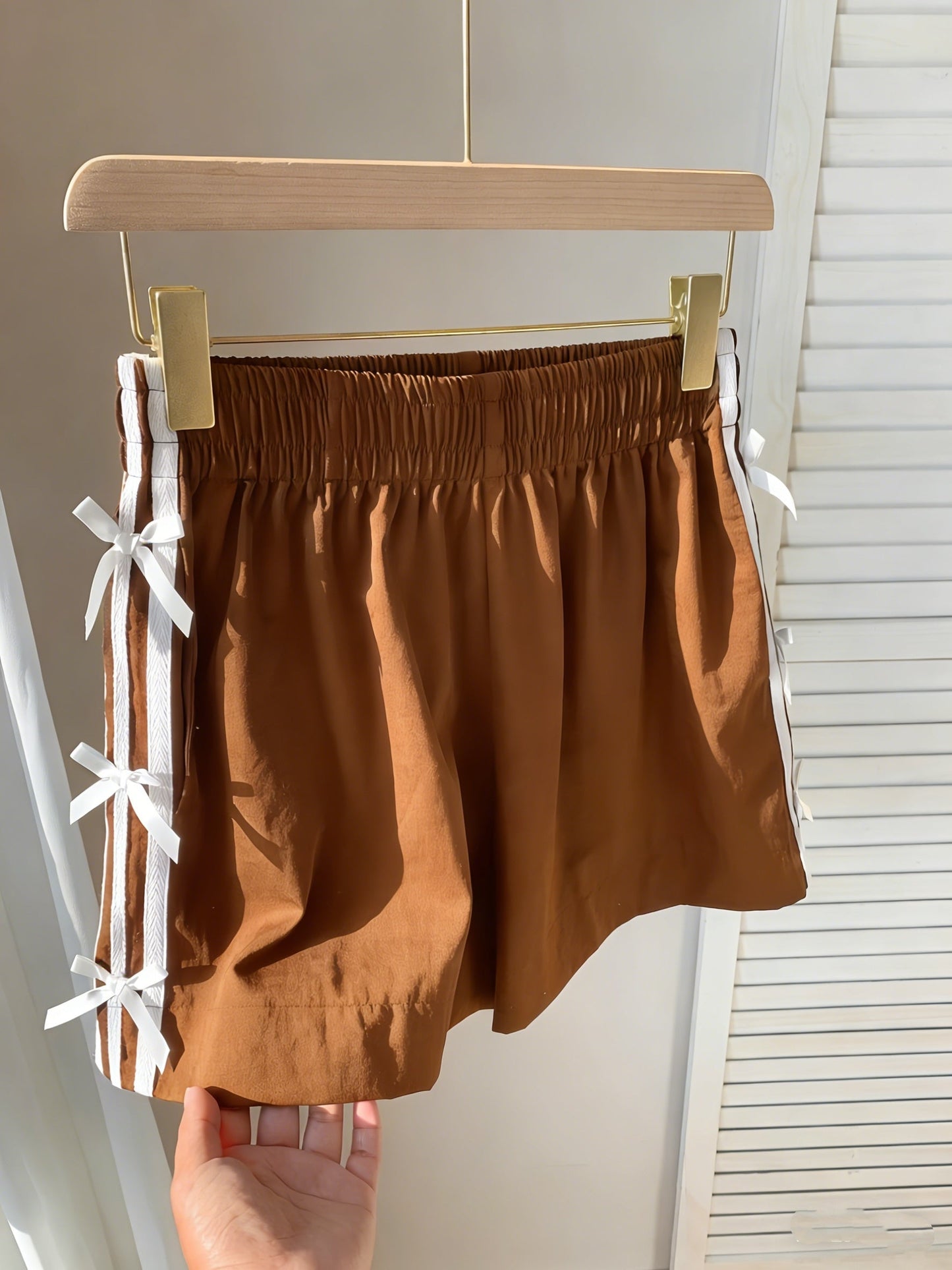 Damen Freizeitshorts mit Schleifen und Streifen – Lässiger Sommer-Look für Urlaub und Alltag