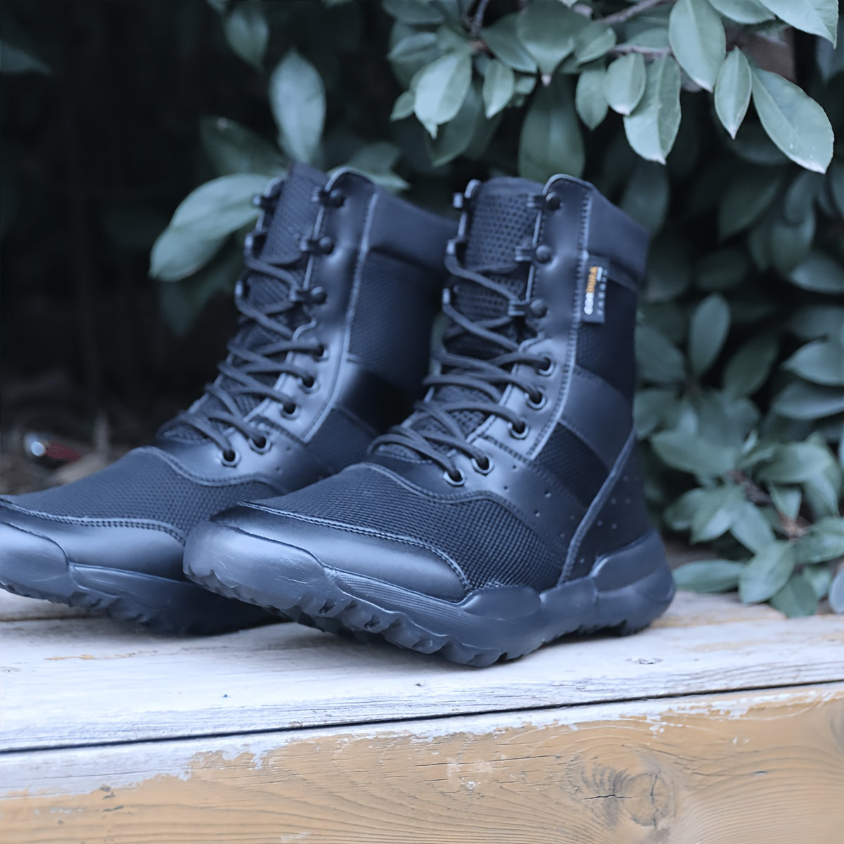 Schwarze knöchelhohe Schnürstiefel mit Profilsohle und Mesh-Einsätzen