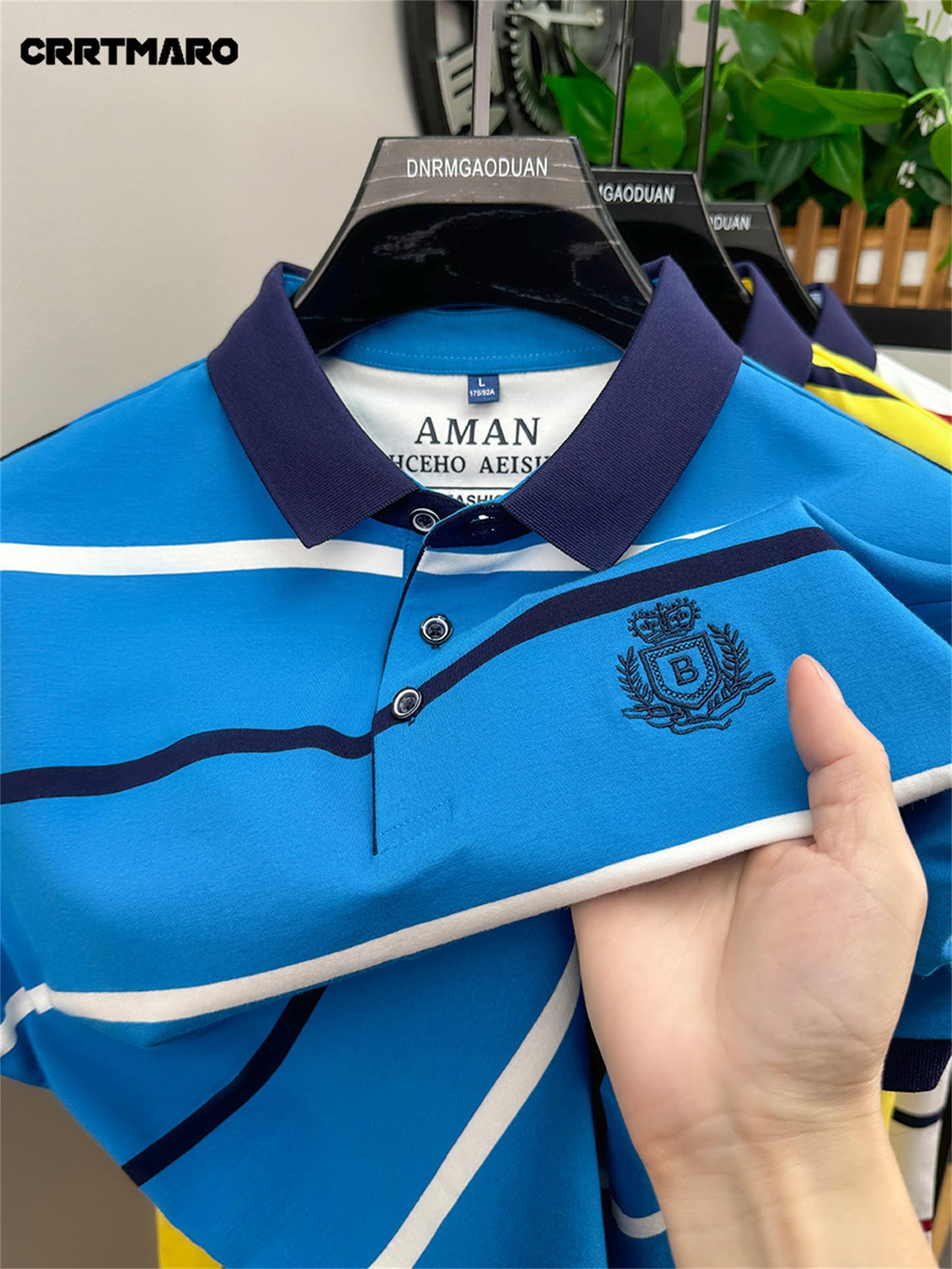 Herren Poloshirt mit Streifenmuster und gesticktem Wappen – Klassisch, Elegant, Freizeit