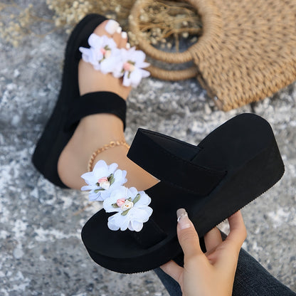 Damen Plateau-Sandalen mit Blumenapplikation – Modische Sommer Keilsandaletten für Freizeit und Urlaub