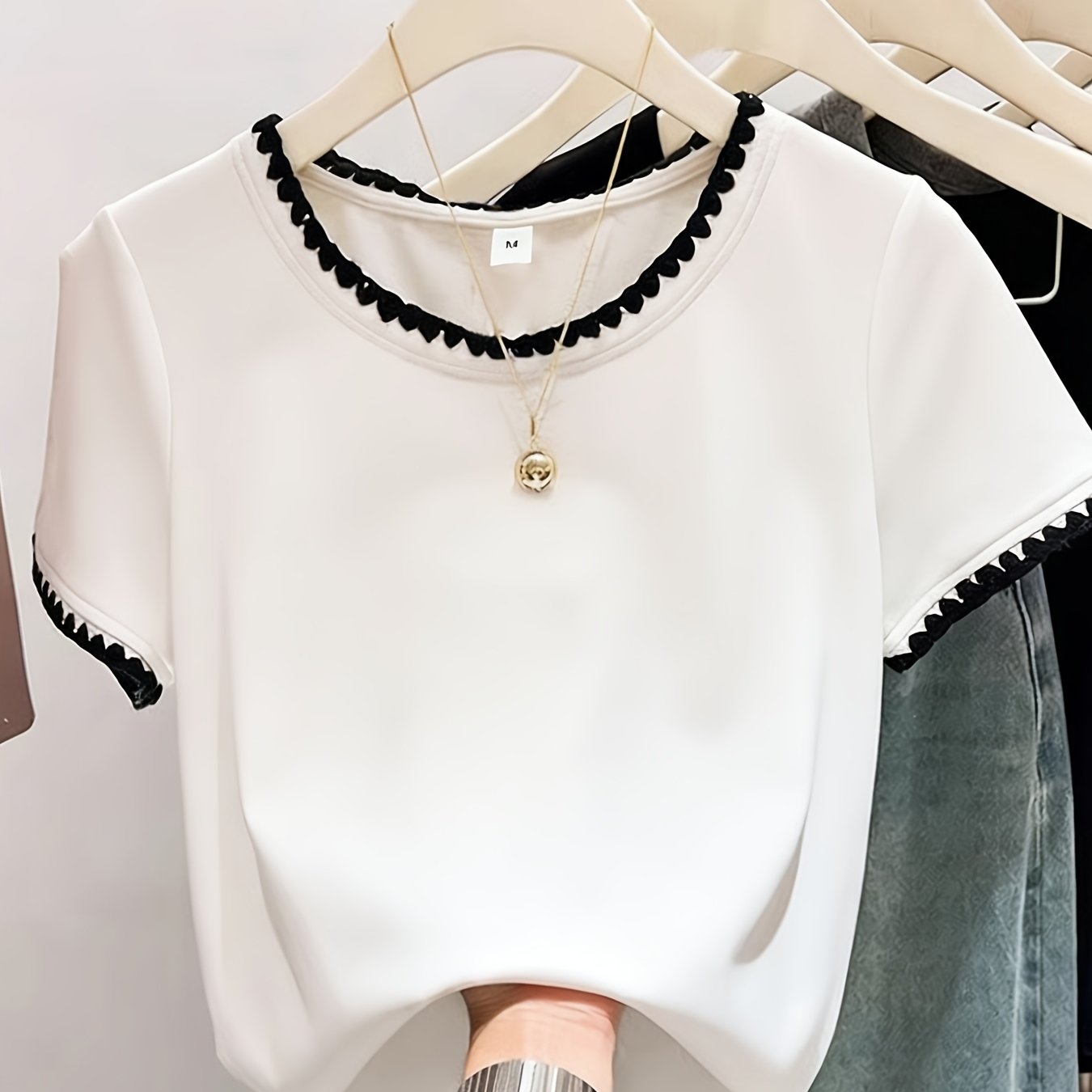 Damen Bluse mit Wellensaum und elegantem Rundhalsausschnitt – Stilvolle Alltags- und Bürobluse