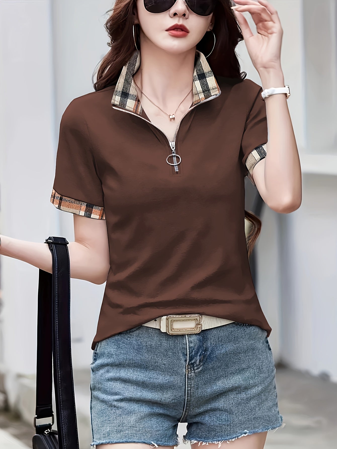 Damen Casual Poloshirt mit Reißverschlusskragen und Karodetails – Modisches Freizeitshirt für Alltag und Ausgehen