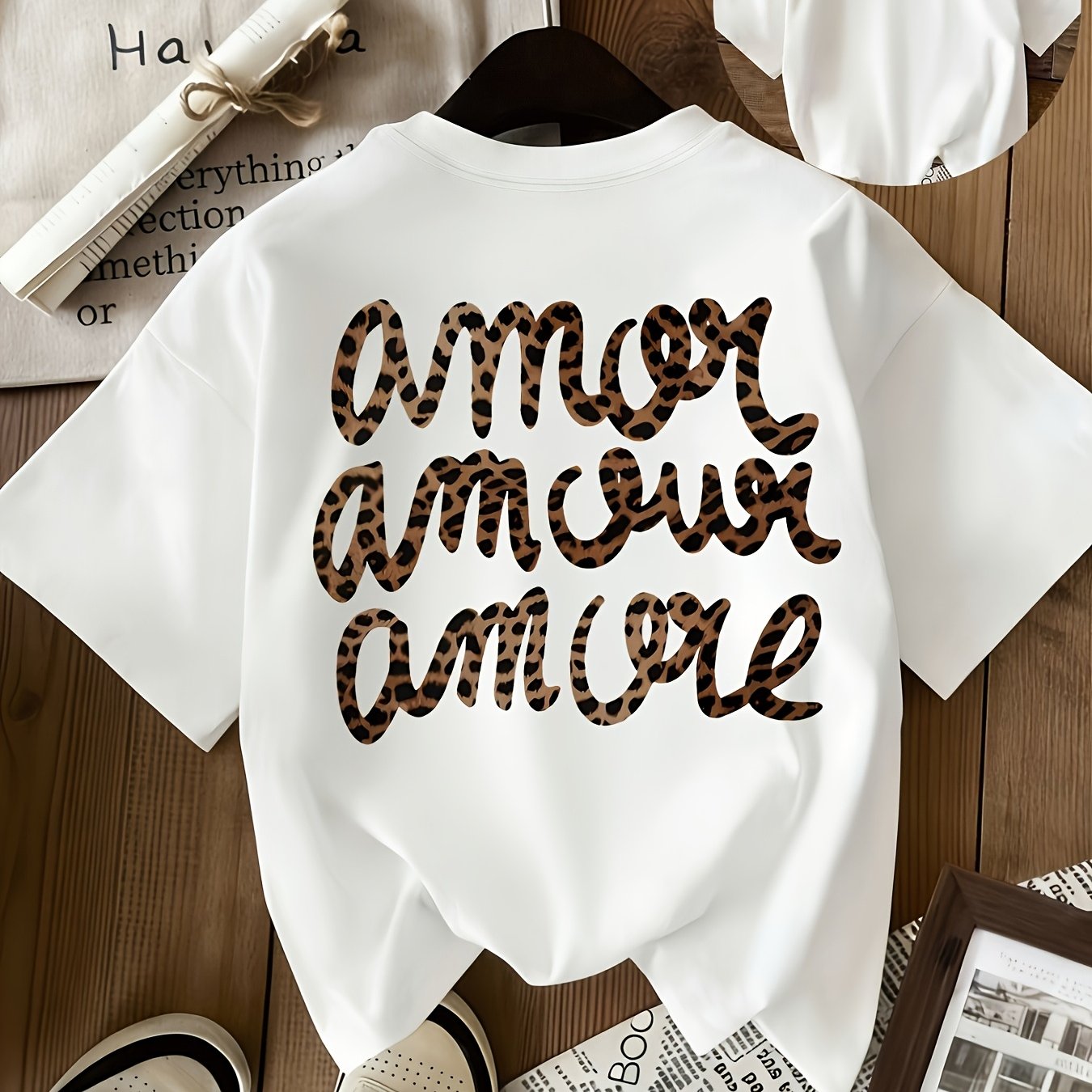 Damen Oversize Graphic T-Shirt mit Leopardenschrift und Liebesmotiv – Streetwear Stil