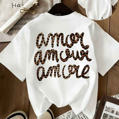 Damen Oversize Graphic T-Shirt mit Leopardenschrift und Liebesmotiv – Streetwear Stil