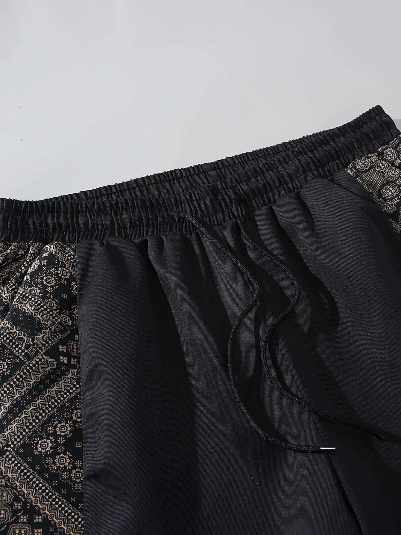 Herren Streetwear Shorts mit Ornamentmuster und grafischen Seiteneinsätzen – Modern Freizeit