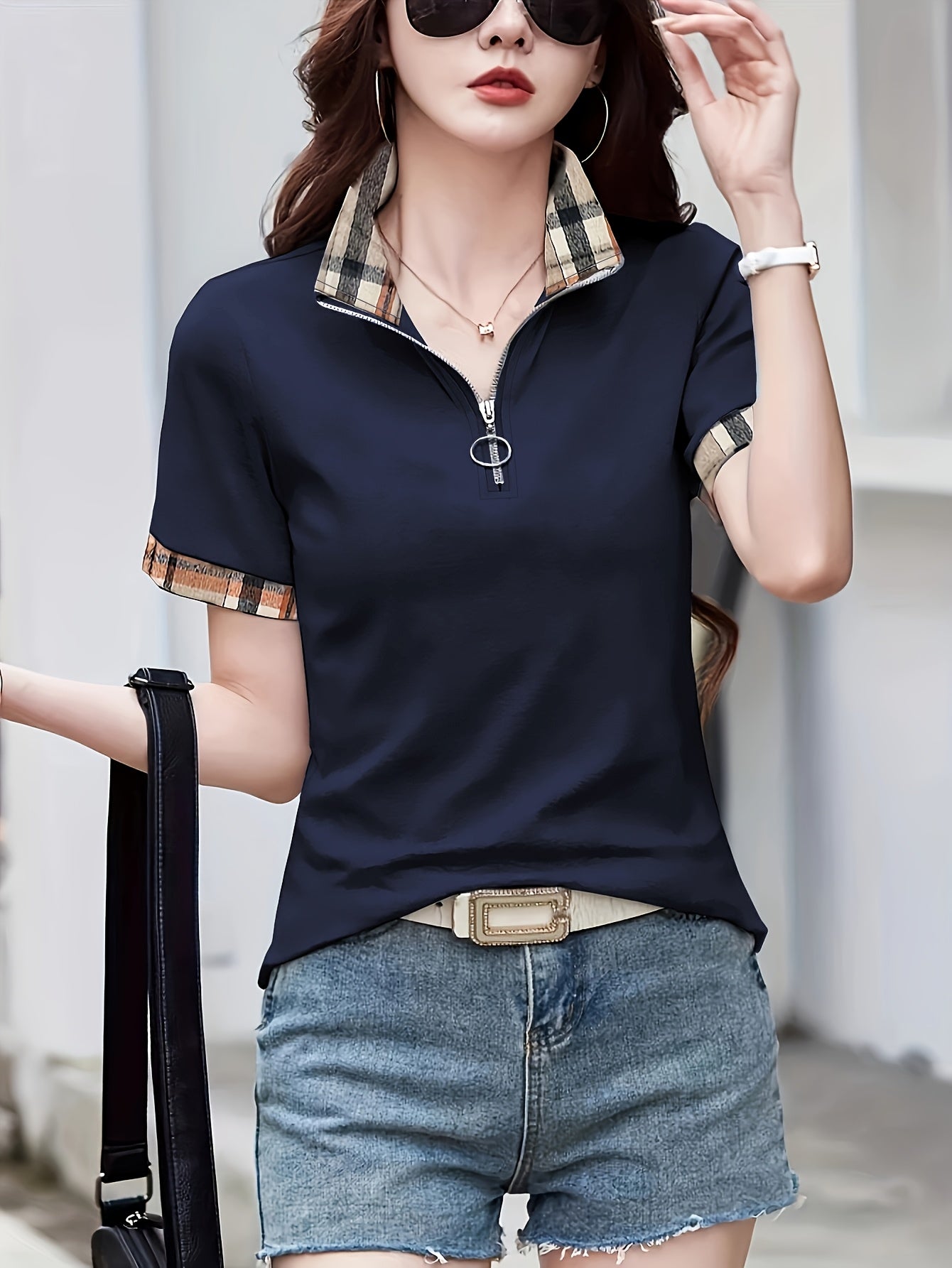 Damen Casual Poloshirt mit Reißverschlusskragen und Karodetails – Modisches Freizeitshirt für Alltag und Ausgehen