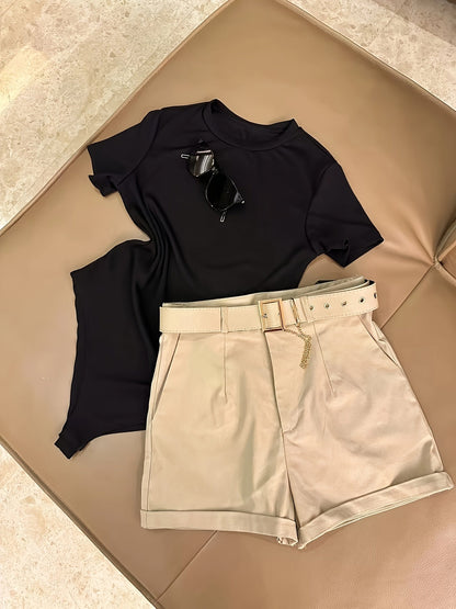 Damen Outfit Set – Elegantes T-Shirt mit Gürtelshorts für Alltag & Freizeit