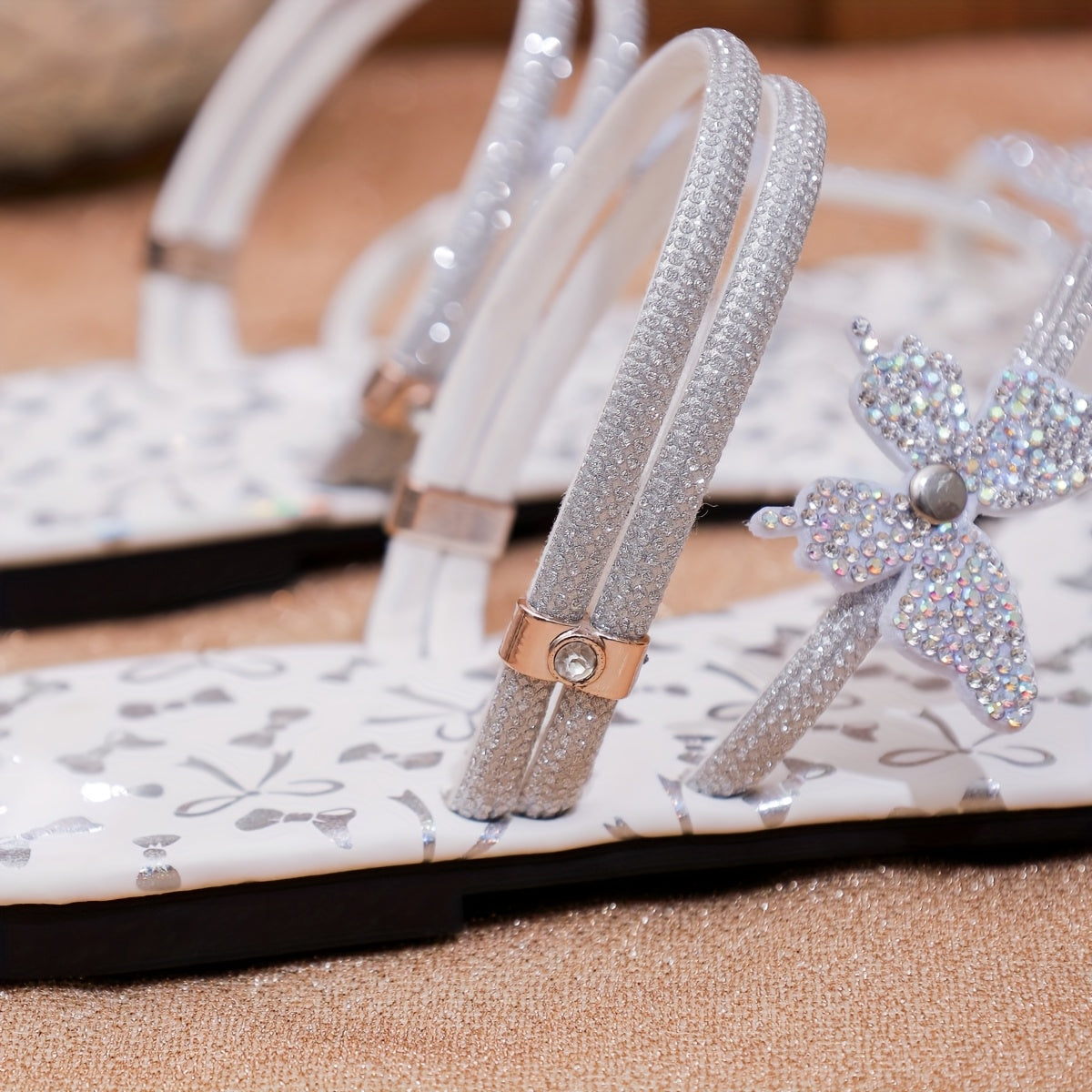 Damen Sandalen mit Schmetterlingsapplikation und Strass – Flache Riemchensandalen für festliche Anlässe und Alltag