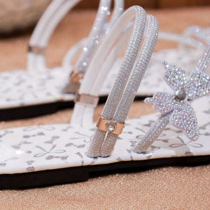 Damen Sandalen mit Schmetterlingsapplikation und Strass – Flache Riemchensandalen für festliche Anlässe und Alltag