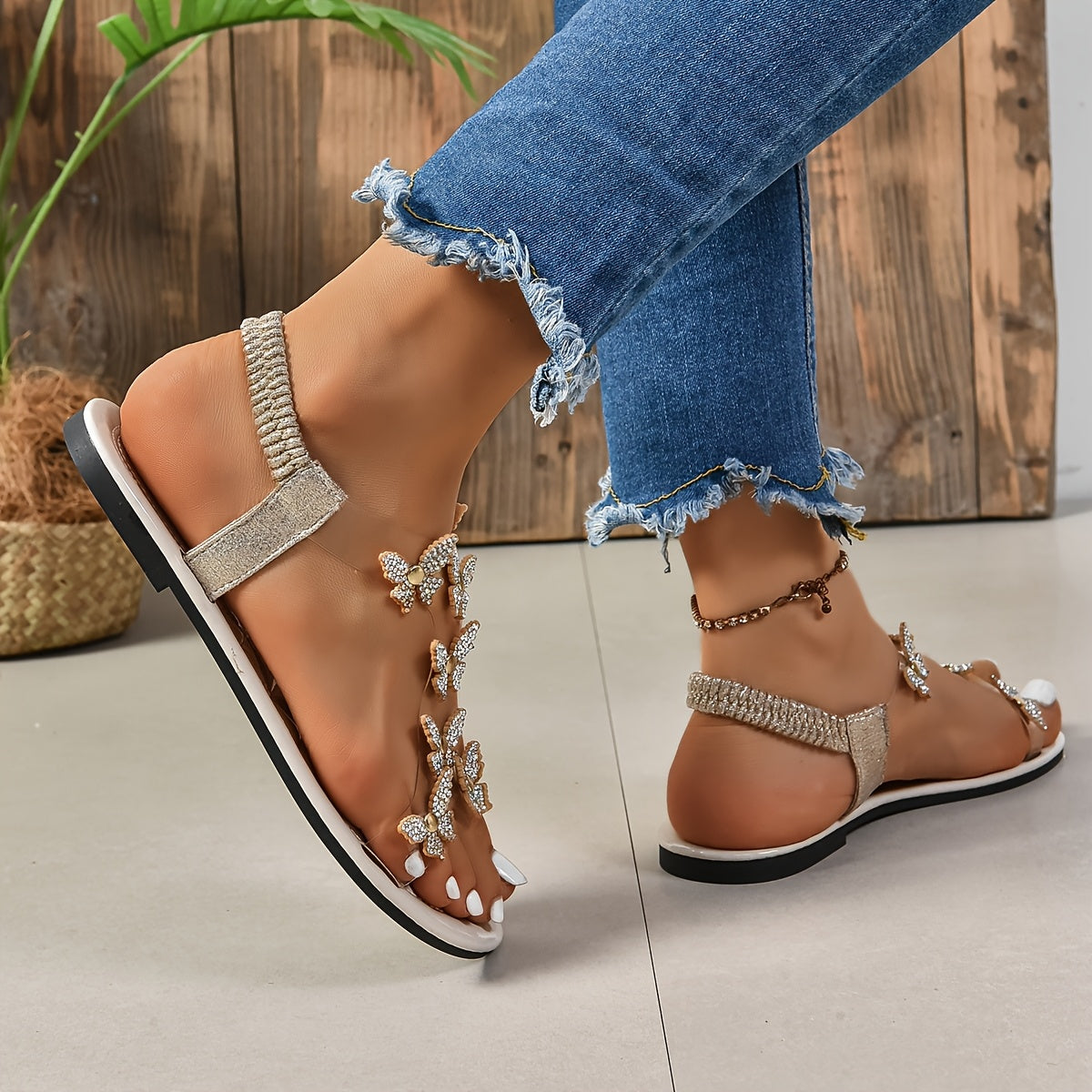 Damen Sandalen mit Schmetterlingsapplikationen – Flache, elegante Sommerschuhe für Freizeit und Events