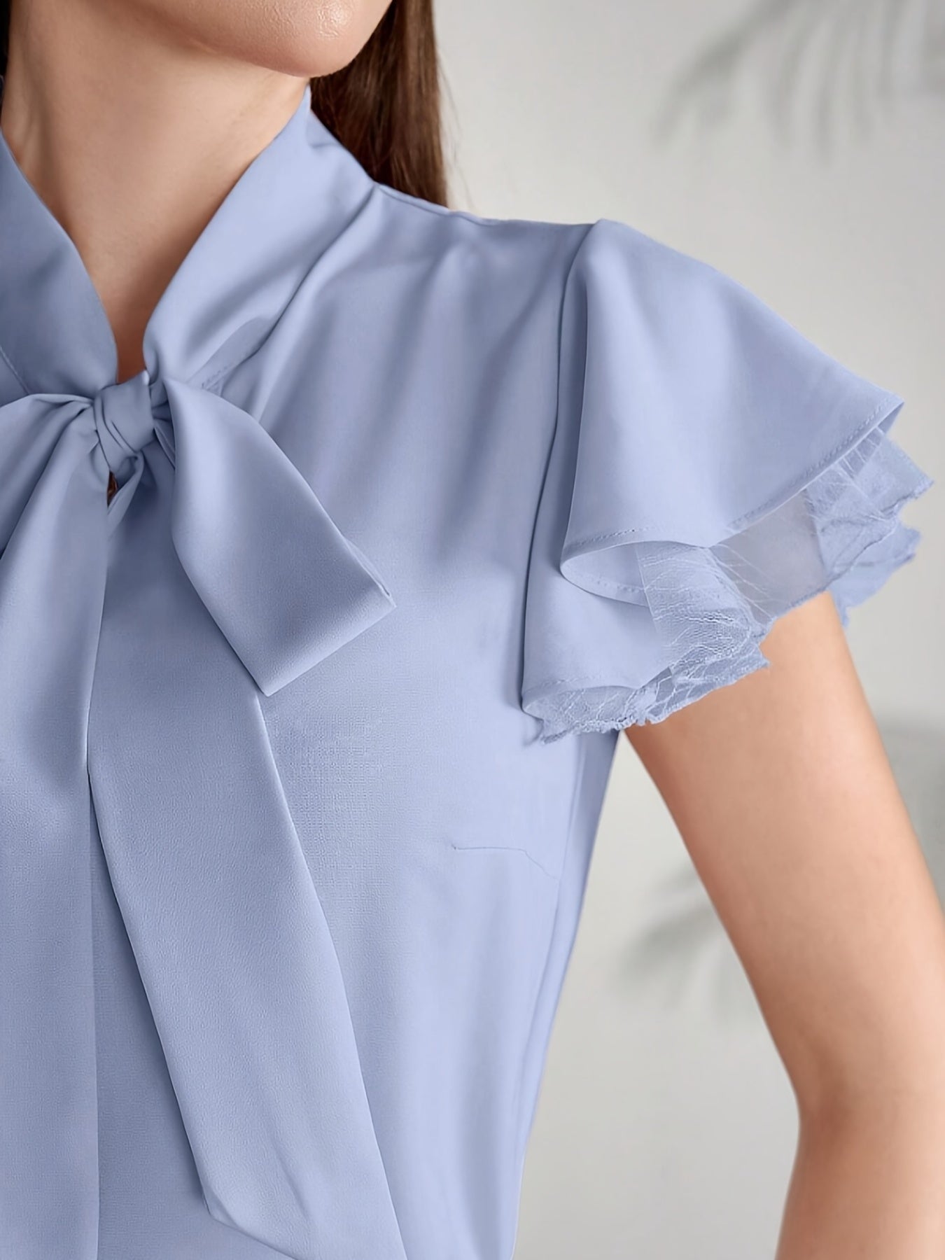Damen Bluse mit Schmetterlingsärmeln und Schleifenkragen – Eleganter Business- und Freizeitstil