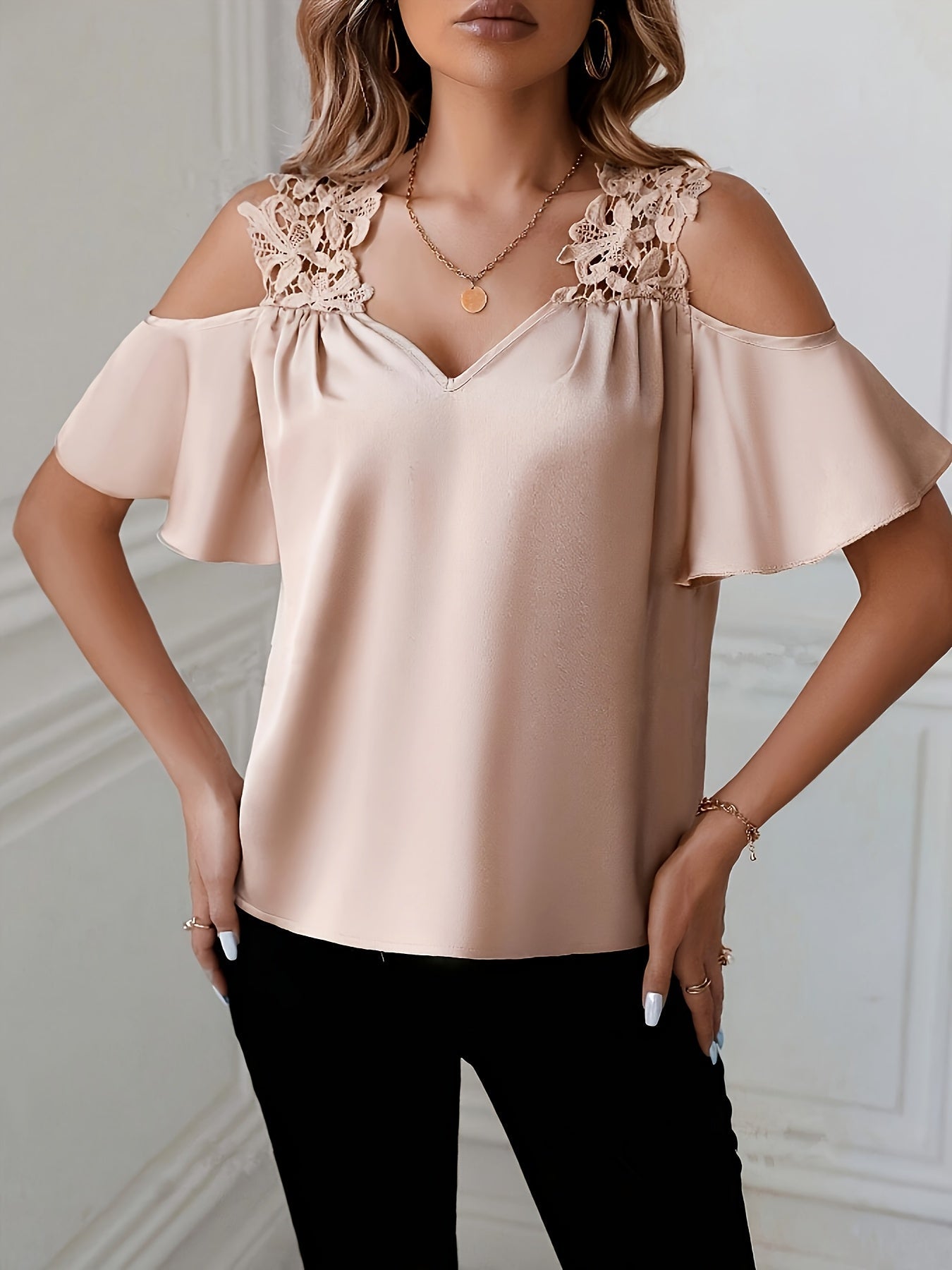 Damen Cold-Shoulder Bluse mit Spitzendetail und elegantem Schnitt – Stylische Mode für Büro & Freizeit