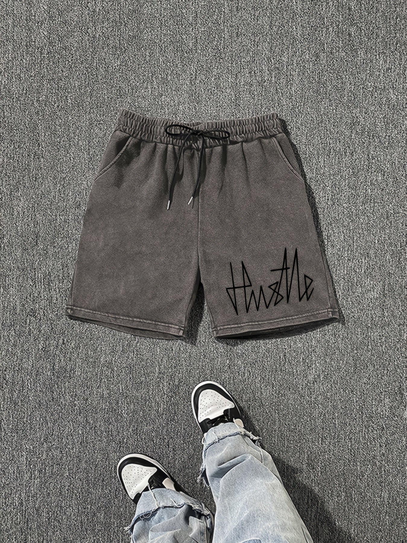 Herren Streetwear Shorts mit „Hustle“-Print – Lässige Freizeithose mit Kordelzug